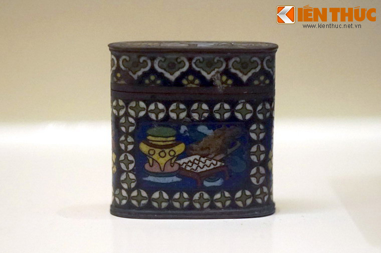 Hộp pháp lam cỡ nhỏ.