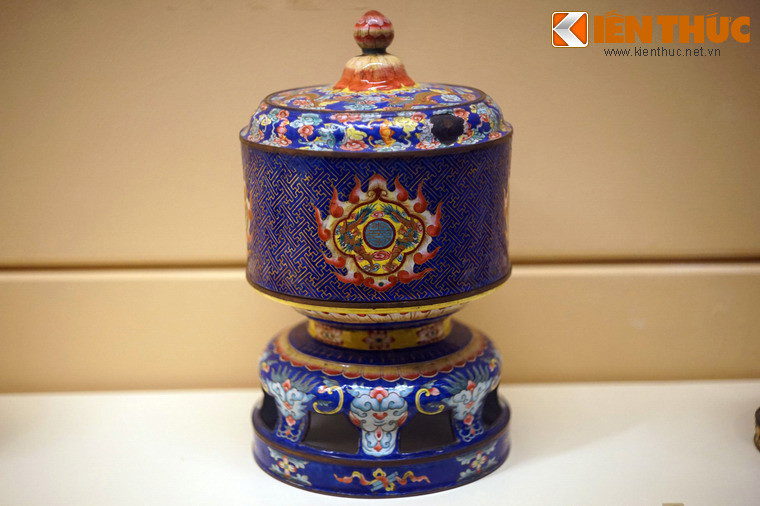 Đài thờ pháp lam dạng tròn. Nếu chưa có cơ hội đến với Cố đô Huế, du khách vẫn có thể cảm nhận vẻ đẹp của đồ pháp lam Huế qua bộ sưu tập tuyệt đẹp của Bảo tàng Lịch sử Quốc gia Việt Nam ở Hà Nội.