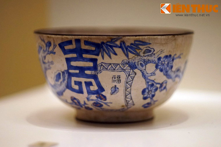 Bát pháp lam dùng hai màu men trắng và lam tương tự đồ gốm hoa lam.