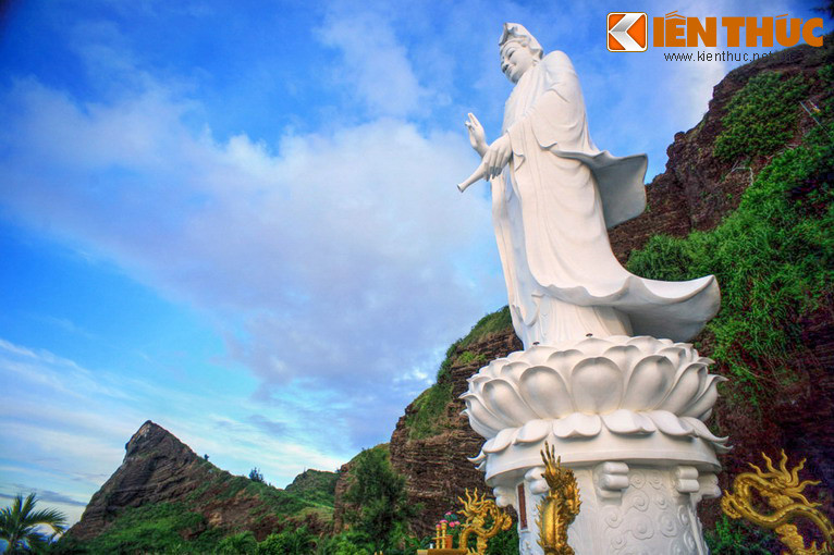 Chùa gồm một quần thể kiến trúc ấn tượng bắt đầu bằng cổng chùa với một lối đi dẫn đến bức tượng Quán Thế Âm cao 27 mét ở chân núi. Từ đó phải vượt qua hơn 100 bậc thang để đến các điện thờ của chùa, nằm trong hang ở lưng chừng núi.