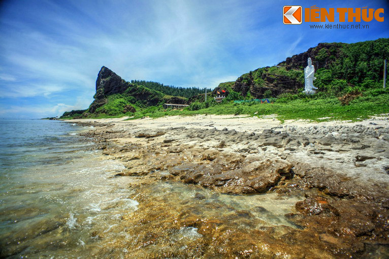 2. Nằm bên bờ biển phía Tây Bắc của đảo Lý Sơn có một danh thắng tuyệt đẹp, được ví như chốn bồng lai tiên cảnh của hòn đảo này, đó là ngọn núi lửa Giếng Tiền. Trên núi có chùa Đỉnh Liêm hay còn gọi là chùa Đục, hình thành từ thập niên 1960.