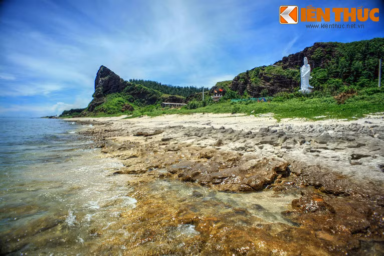 2. Nằm bên bờ biển phía Tây Bắc của đảo Lý Sơn có một danh thắng tuyệt đẹp, được ví như chốn bồng lai tiên cảnh của hòn đảo này, đó là ngọn núi lửa Giếng Tiền. Trên núi có chùa Đỉnh Liêm hay còn gọi là chùa Đục, hình thành từ thập niên 1960.