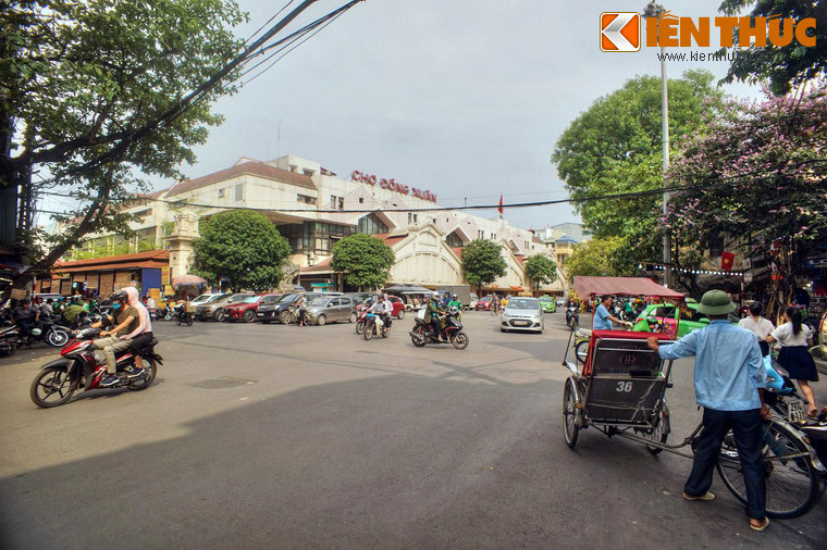 4. Nằm ở phía Bắc khu phố cổ Hà Nội, chợ Đồng Xuân là khu chợ có lịch sử lâu đời và nổi tiếng bậc nhất của mảnh đất Hà thành. Chợ được xây năm 1890 với năm vòm cửa và năm nhà cầu dài 52 mét, cao 19 mét, mặt tiền theo kiến trúc Pháp.