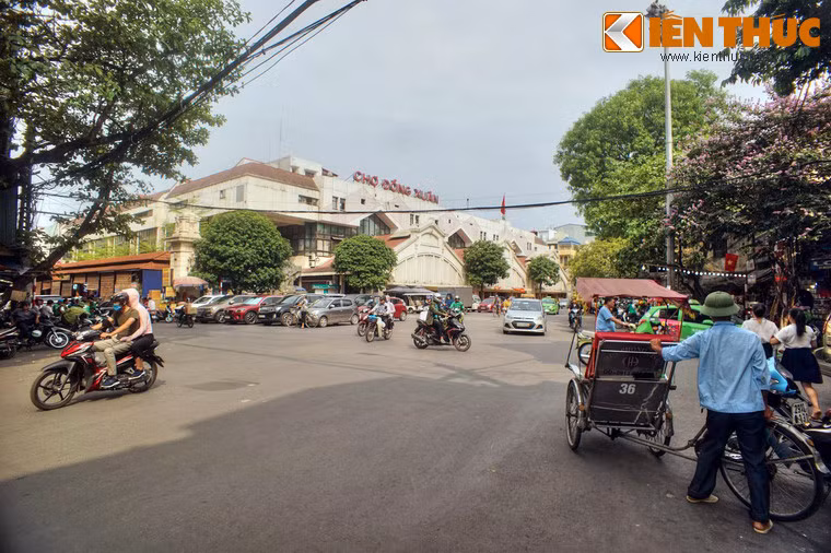 4. Nằm ở phía Bắc khu phố cổ Hà Nội, chợ Đồng Xuân là khu chợ có lịch sử lâu đời và nổi tiếng bậc nhất của mảnh đất Hà thành. Chợ được xây năm 1890 với năm vòm cửa và năm nhà cầu dài 52 mét, cao 19 mét, mặt tiền theo kiến trúc Pháp.