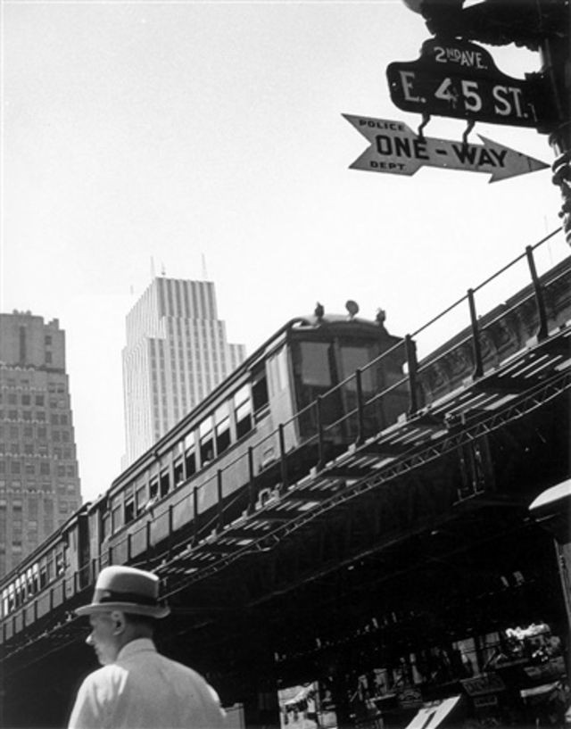 Tàu hỏa chạy qua giao lộ giữa đại lộ Số 2 và đường số 45, New York năm 1947.