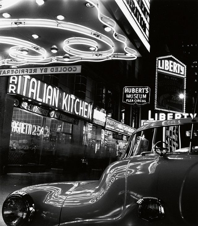 Ánh đén neon trên Quảng trưởng Thời Đại, 1949.