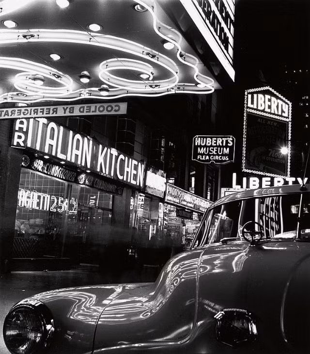 Ánh đén neon trên Quảng trưởng Thời Đại, 1949.