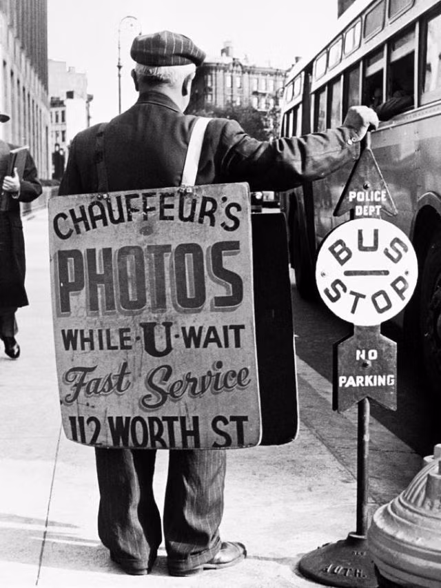 Người chụp ảnh dạo tại một điểm chờ xe buýt, New York năm 1950.