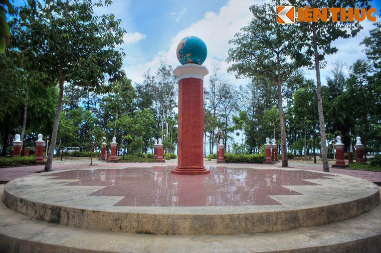 Trung tâm của khu vườn tượng là hình tượng quả địa cầu nằm trên bệ đá cao hơn tất cả, như biểu tượng cho hòa bình và giá trị toàn cầu mà các cống hiến y học mang lại.