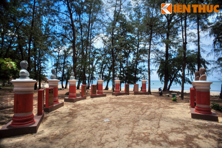 Công viên nằm bên bãi biển Quy Hòa với khung cảnh thanh bình của bờ cát trắng, mặt biển thanh và những hàng phi lao, bạch đàn vi vu theo gió. Điểm nhấn của nơi đây là khu vườn tượng danh nhân y học duy nhất của Việt Nam.