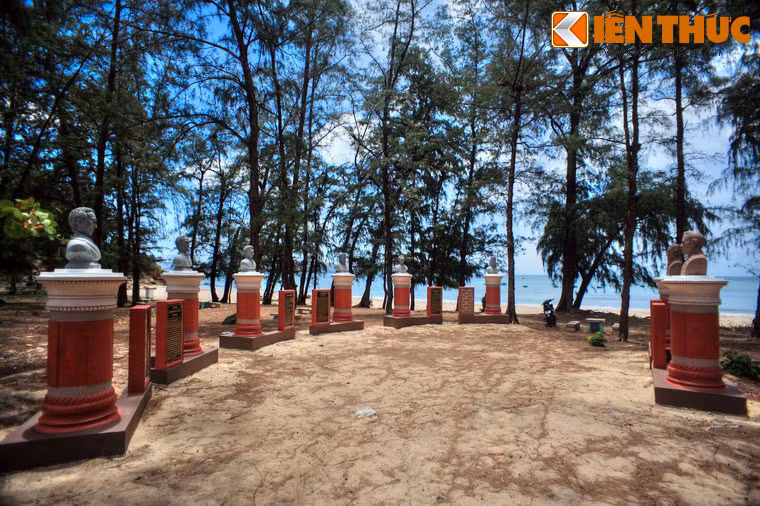 Công viên nằm bên bãi biển Quy Hòa với khung cảnh thanh bình của bờ cát trắng, mặt biển thanh và những hàng phi lao, bạch đàn vi vu theo gió. Điểm nhấn của nơi đây là khu vườn tượng danh nhân y học duy nhất của Việt Nam.