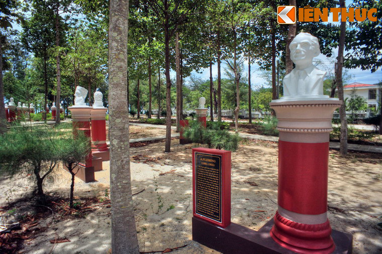 Từ năm 1995, bác sĩ Nguyễn Thanh Tân - Giám đốc kế nhiệm bác sĩ Ngoạn tiếp tục triển khai, quy tụ và bổ sung thêm các tượng. Đến năm 2010, công viên Nhân Ái được khánh thành với khu vườn tượng hoành tráng.