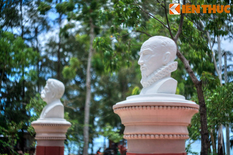 Các bức tượng được dựng ở dạng bán thân, làm bằng chất liệu xi-măng hoặc composite màu trắng, đặt trên các bệ xi-măng màu nâu đỏ trang trong.