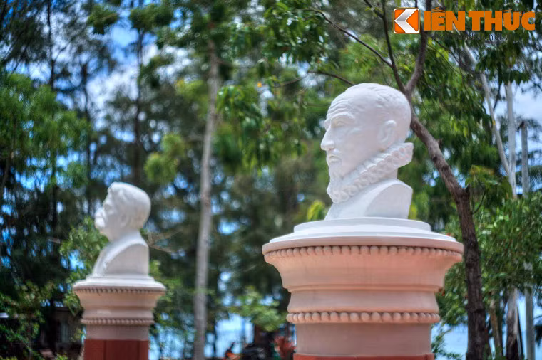 Các bức tượng được dựng ở dạng bán thân, làm bằng chất liệu xi-măng hoặc composite màu trắng, đặt trên các bệ xi-măng màu nâu đỏ trang trong.