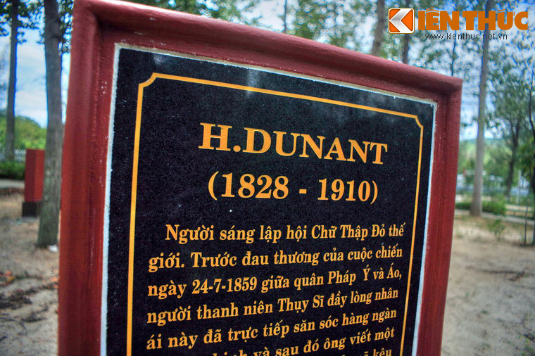 Bên mỗi bức tượng có bia đá khắc chữ ghi rõ năm sinh, năm mất, quê quán và tóm tắt tiểu sử của người được tạc tượng.