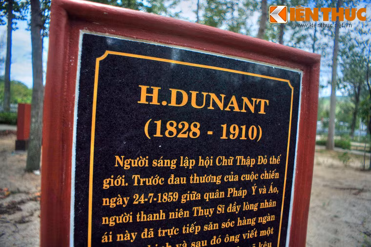 Bên mỗi bức tượng có bia đá khắc chữ ghi rõ năm sinh, năm mất, quê quán và tóm tắt tiểu sử của người được tạc tượng.
