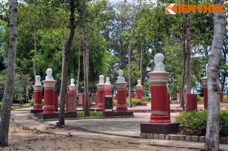 Khu vườn tượng là nơi quy tụ trên 50 pho tượng của các nhà khoa học có đóng góp to lớn cho ngành y tế, trong đó có nhiều nhà y học nổi tiếng Việt Nam như bác sĩ Tôn Thất Tùng, bác sĩ Phạm Ngọc Thạch, Hải Thượng Lãng Ông...