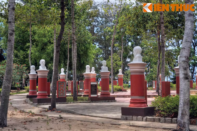 Khu vườn tượng là nơi quy tụ trên 50 pho tượng của các nhà khoa học có đóng góp to lớn cho ngành y tế, trong đó có nhiều nhà y học nổi tiếng Việt Nam như bác sĩ Tôn Thất Tùng, bác sĩ Phạm Ngọc Thạch, Hải Thượng Lãng Ông...