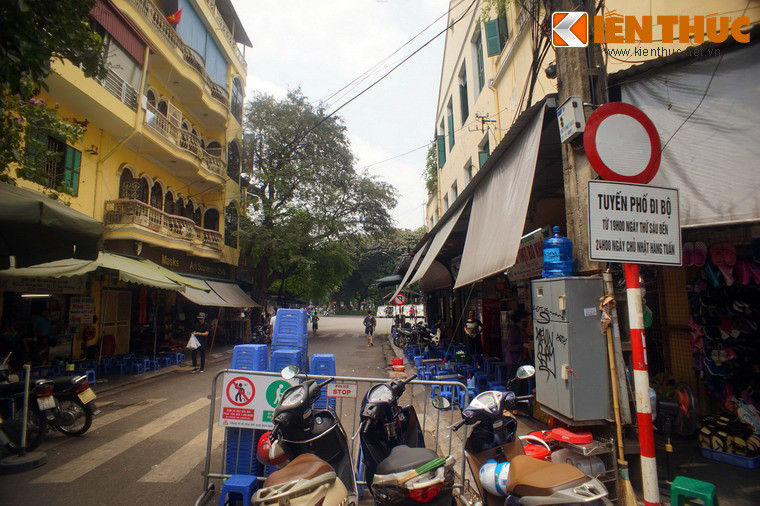 Từ năm 2016, vị thế của phố Hồ Hoàn Kiếm lại được nâng cao thêm một bậc khi con phố này trở thành một tuyến phố trong khu phố đi bộ trong hồ Gươm.