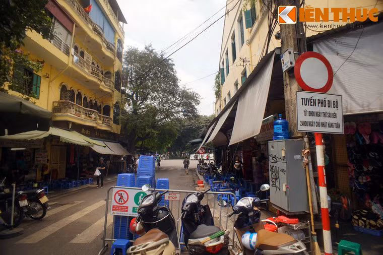 Từ năm 2016, vị thế của phố Hồ Hoàn Kiếm lại được nâng cao thêm một bậc khi con phố này trở thành một tuyến phố trong khu phố đi bộ trong hồ Gươm.