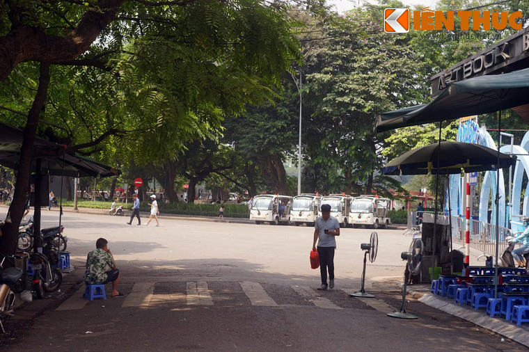 Vừa thưởng thức nộm bò khô, du khách vừa có thể ngắm nhìn khung cảnh hồ gươm với cầu Thê Húc màu đỏ ẩn hiện phía sau hàng cây xanh.