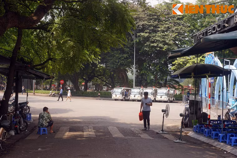 Vừa thưởng thức nộm bò khô, du khách vừa có thể ngắm nhìn khung cảnh hồ gươm với cầu Thê Húc màu đỏ ẩn hiện phía sau hàng cây xanh.