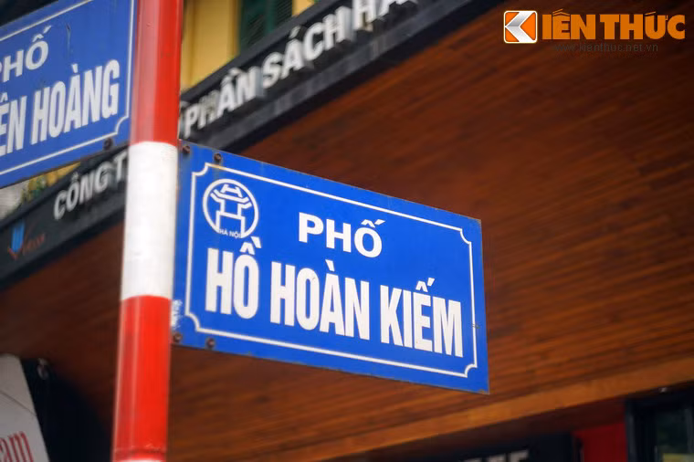 Thời Pháp thuộc, phố có tên là Philharmonique, hay phố Hội Nhạc, là tên một điểm ca nhạc và chiếu bóng lúc đó, nay là nhà hát múa rối Thăng Long. Sau 1945 phố đổi tên thành Hồ Hoàn Kiếm.