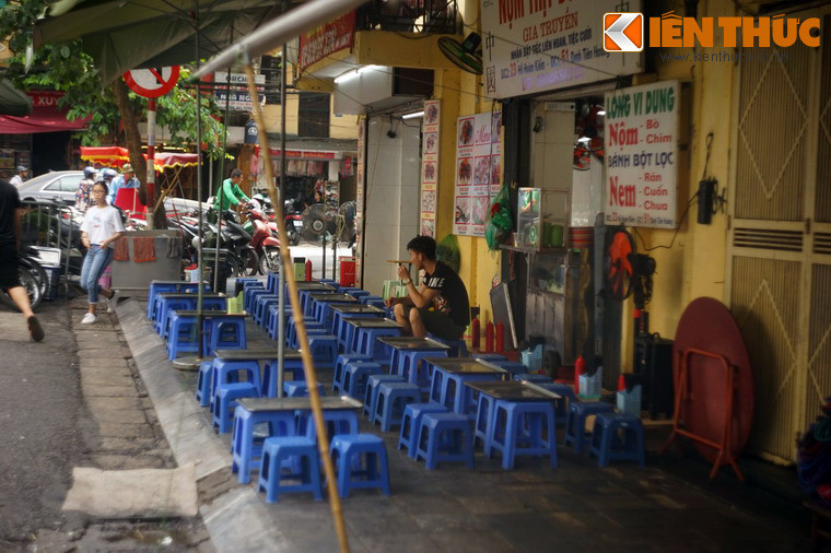 Tại phố Hồ Hoàn Kiếm, các quán nộm bò khô "phủ kín" cả hai mặt phố với những chiếc ghế nhựa bày trên vỉa hè.