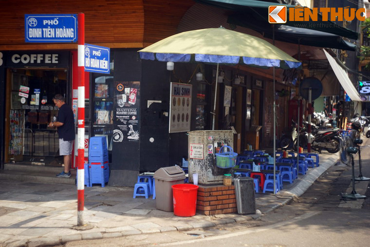 Phố vốn nằm trên đất thôn Hương Minh, tổng Hữu Túc (sau đổi thành tổng Đông Thọ), huyện Thọ Xương cũ. Người dân quen gọi là ngõ Hàng Chè.