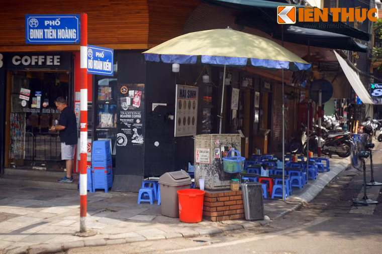 Phố vốn nằm trên đất thôn Hương Minh, tổng Hữu Túc (sau đổi thành tổng Đông Thọ), huyện Thọ Xương cũ. Người dân quen gọi là ngõ Hàng Chè.