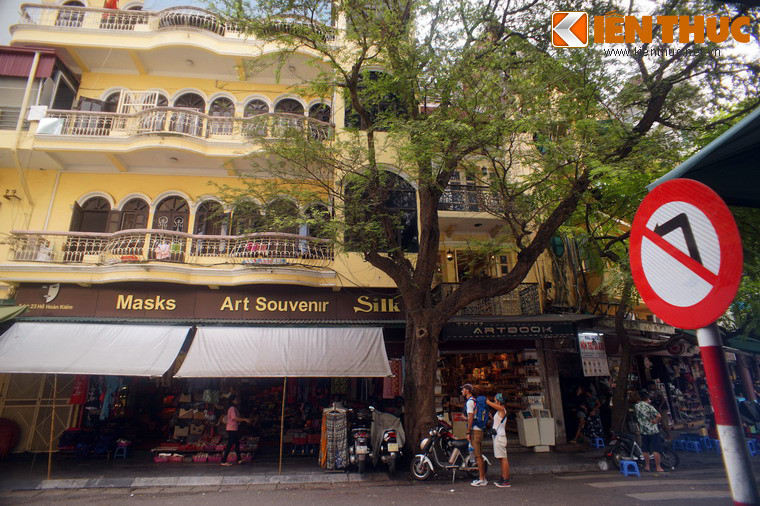 Do nằm ở vị trí đắc địa bên hồ Gươm, trên phố còn có khá nhiều cửa hàng bán đồ lưu niệm phục vụ du khách trong và ngoài nước.