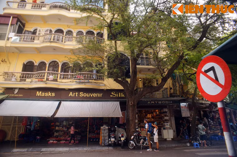 Do nằm ở vị trí đắc địa bên hồ Gươm, trên phố còn có khá nhiều cửa hàng bán đồ lưu niệm phục vụ du khách trong và ngoài nước.