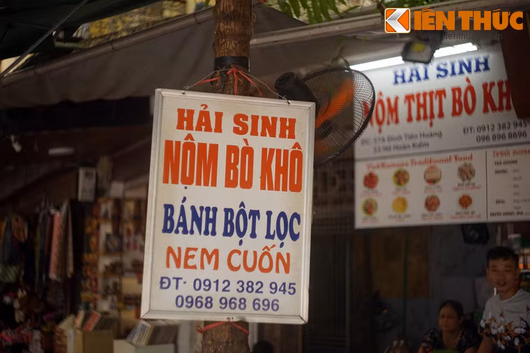 Điểm độc đáo thứ ba: Con phố này là "địa chỉ đỏ" món nộm bò khô, một món ăn vặt nổi tiếng của phố cổ Hà Nội.
