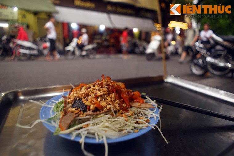 Đây là một món ăn giản dị mà vô cùng hấp dẫn với vị cay cay của bò khô, chua chua, ngọt ngọt của các loại rau củ thái sợi, vị bùi thơm của lạc rang...