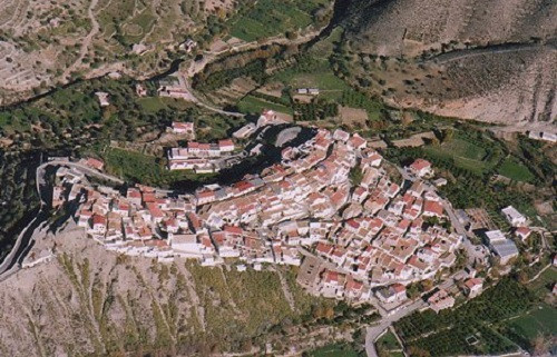 Người dân Tây Ban Nha khi đó đã rất phẫn nô. Riêng Lijar, một làng nhỏ ở phía Nam Tây Ban Nha, đã thể hiện sự giận dữ của mình bằng một cách thức rất đặc biệt.