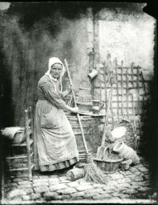 Cụ bà dọn dẹp nhà cửa.