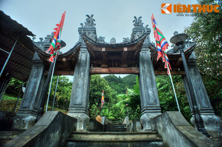 Văn bia được khắc trên vách đá Pú Huổi Chỏ bên bờ Bắc sông Đà. Năm 2009, do xây dựng nhà máy thủy điện Sơn La, khu vực này nằm trong vùng ngập nước của lòng hồ thủy điện, bia được khoan cắt di dời, đến năm 2012, được đưa về bảo quản và phát huy giá trị ở vị trí hiện nay.