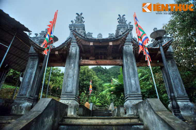 Văn bia được khắc trên vách đá Pú Huổi Chỏ bên bờ Bắc sông Đà. Năm 2009, do xây dựng nhà máy thủy điện Sơn La, khu vực này nằm trong vùng ngập nước của lòng hồ thủy điện, bia được khoan cắt di dời, đến năm 2012, được đưa về bảo quản và phát huy giá trị ở vị trí hiện nay.