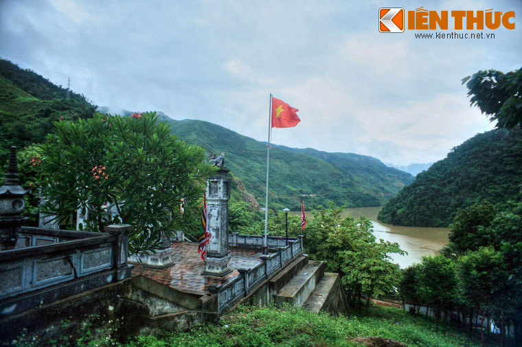 “Bọn giặc cuồng sao dám tránh sự trừng phạt/ Dân biên thùy từ lâu mong ta đến cứu sống/ Kẻ bầy tôi làm phản từ xưa vẫn có/ Đất đai hiểm trở từ nay không còn/ Tiếng gió thổi hạc kêu làm cho quân giặc run sợ/ Sông núi từ nay nhập vào bản đồ/ Đề thơ khắc vào núi đá/ Trấn giữ phía Tây nước Việt ta”.