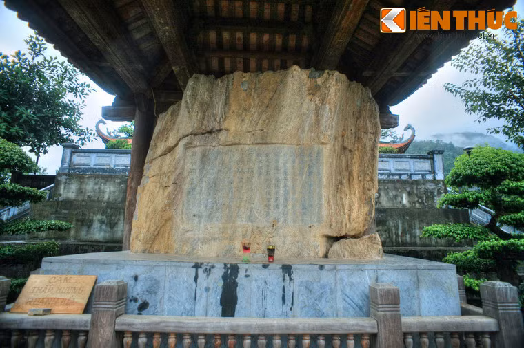 Văn bia này ghi lại sự kiện lịch sử vua Lê Thái Tổ thân chinh chỉ huy các đạo quân dẹp phản loạn ở vùng Tây Bắc của đất nước. Đó là sự kiện năm 1431, tù trưởng Đèo Cát Hãn làm phản, liên kết với Kha Đốn - một kẻ phản nghịch ở Ai Lao (nước Lào) quấy nhiễu nơi biên ải, đánh chiếm vùng đất Mường Muỗi (Thuận Châu, Sơn La ngày nay).