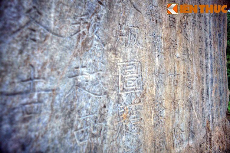 Tấm bia đề nghị thời gian dựng là tháng Chạp năm Tân Hợi (1431), địa điểm là động Ngọc Hoa, có nội dung được dịch nghĩa như sau: “Nỗi lo di địch nơi biên cương đã có từ xưa, đời nhà Hán đã có bọn Hung Nô, đời nhà Đường thì rợ Đột Quyết, các rợ man ở vùng Mường Lễ nước Việt ta cũng vậy…”.