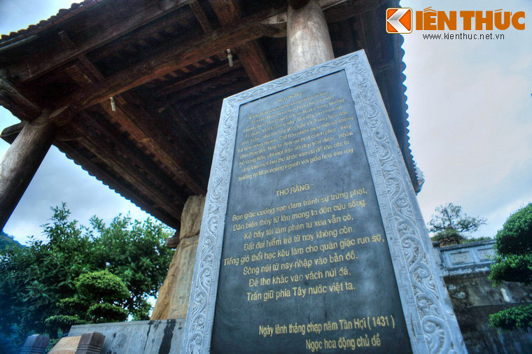 “…Mới đây có chính sự nhà Trần, nhà Hồ suy yếu, bầy tôi ở nơi phên giậu trở nên ương ngạnh, Cát Hãn nhờn theo thói cũ không chịu thay đổi. Nay ta đem quân đi chinh phạt, thủy bộ cùng tiến, chỉ một trận đã dẹp yên được. Nhân đây làm một bài thơ khắc vào đá để răn các tù trưởng rợ man ngang ngạnh với giáo hóa sau này”.