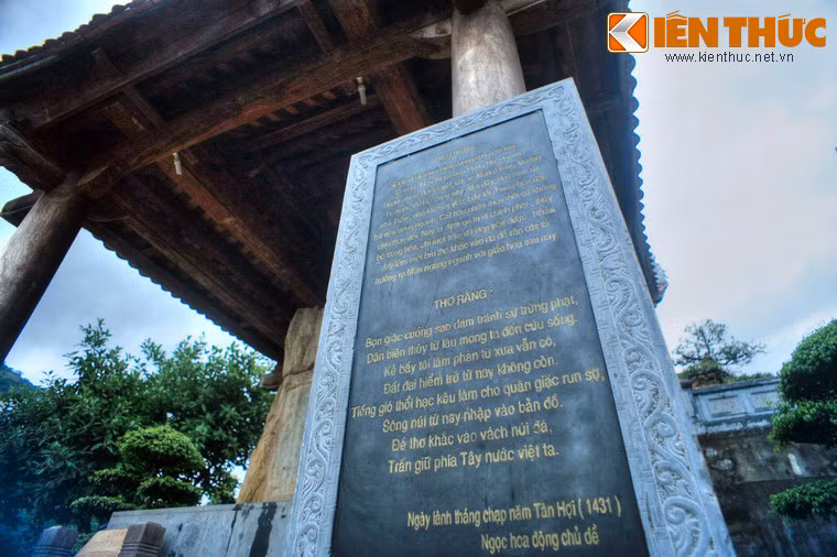 “…Mới đây có chính sự nhà Trần, nhà Hồ suy yếu, bầy tôi ở nơi phên giậu trở nên ương ngạnh, Cát Hãn nhờn theo thói cũ không chịu thay đổi. Nay ta đem quân đi chinh phạt, thủy bộ cùng tiến, chỉ một trận đã dẹp yên được. Nhân đây làm một bài thơ khắc vào đá để răn các tù trưởng rợ man ngang ngạnh với giáo hóa sau này”.