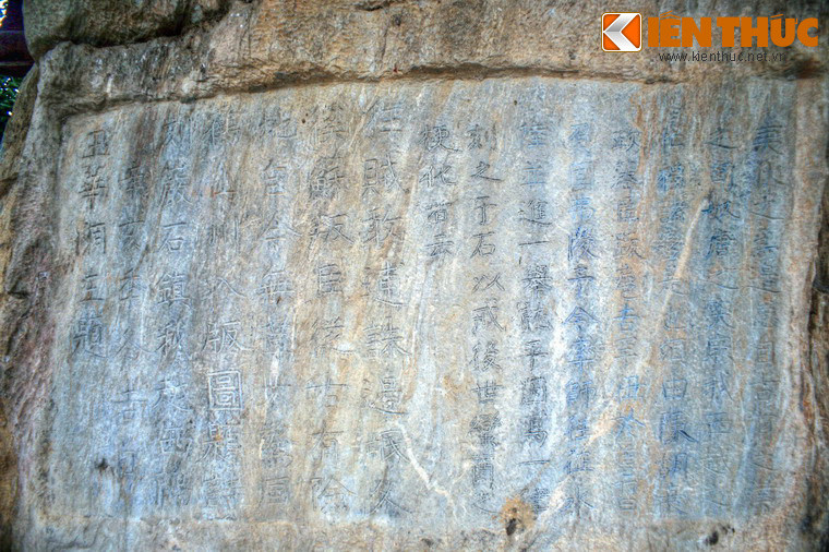 Sau khi bình định vùng Tây Bắc, trên đường quay trở về qua địa phận xã Lê Lợi, huyện Nậm Nhùn hiện nay, vua Lê Thái Tổ đã cho khắc vào vách đá bài văn bia để ghi nhớ sự kiện này, đồng thời răn dạy các tù trưởng cai quản nơi biên giới.