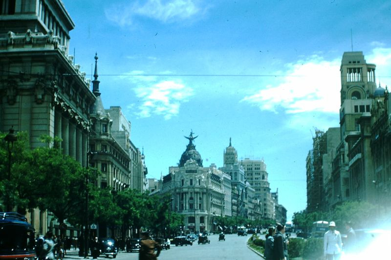 Khung cảnh trên đại lộ Calle de Alcalá, đại lộ dài nhất thành phố Madrid.