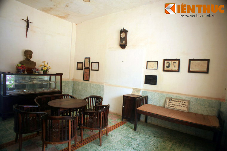 Ben trong can phong thi si Han Mac Tu trut hoi tho cuoi cung-Hinh-2