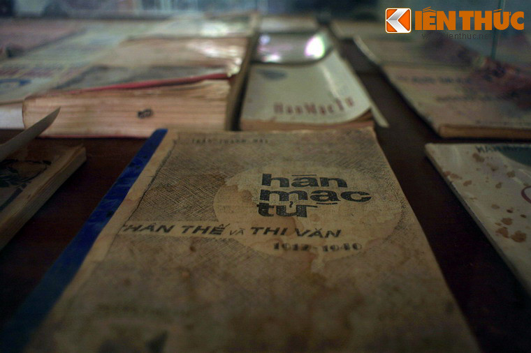 Các tác phẩm của Hàn Mặc Tử được lưu giữ trong tủ kính.