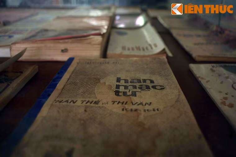 Các tác phẩm của Hàn Mặc Tử được lưu giữ trong tủ kính.