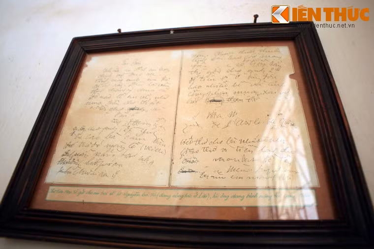 Trên các bức tường của căn phòng treo nhiều nhiều tranh ảnh và các bút thích của người thi sĩ yểu mệnh.