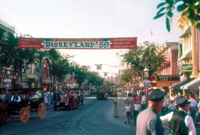 Một con đường trong Disneyland. Sau khi thuê một chuyên gia tư vấn để xác định một địa điểm phù hợp cho dự án của mình, Walt Disney đã mua một khu đất rộng 160 mẫu gần Anaheim vào năm 1953. Việc xây dựng công viên bắt đầu vào năm 1954.